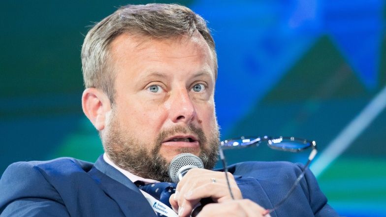 Adrian Klarenbach i jego żona oskarżeni o PIĘĆ PRZESTĘPSTW