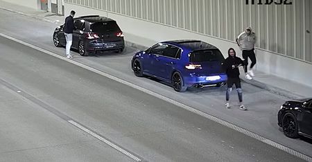 W tunelu zatrzymały się trzy golfy. Kierowcy od razu wysiedli z aut