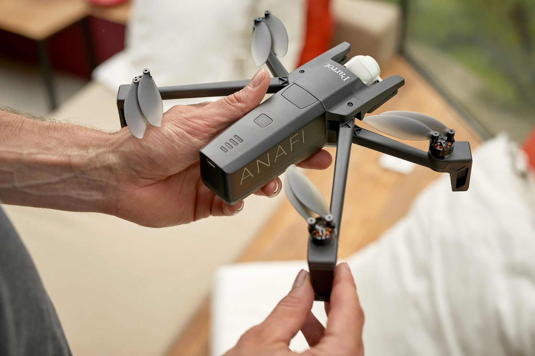 Parrot Anafi - kompaktowy dron, który może mierzyć się z DJI Mavic Air 1