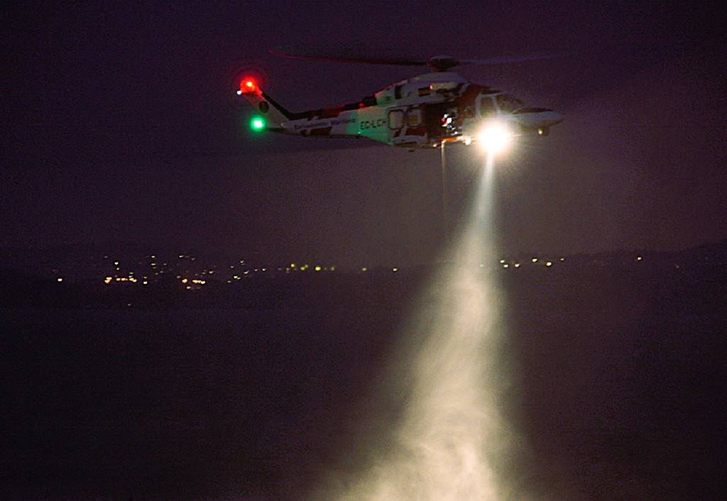 Olbrzymia fala porwała turystę. Poszukiwania na wyspach wciąż trwają