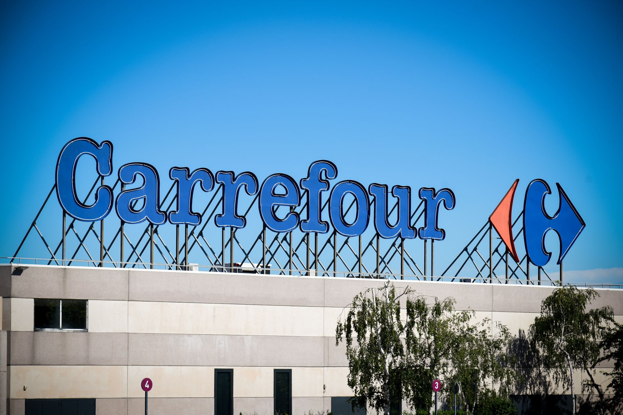 Najbogatszy Europejczyk pozbywa się akcji Carrefoura 