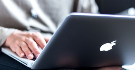 Apple twierdzi, że dotykowe ekrany w laptopach są niewygodne. Ma rację?