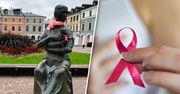 Zamość: Różowe szaliki na rzeźbach. To przypomnienie o profilaktyce i czujności onkologicznej