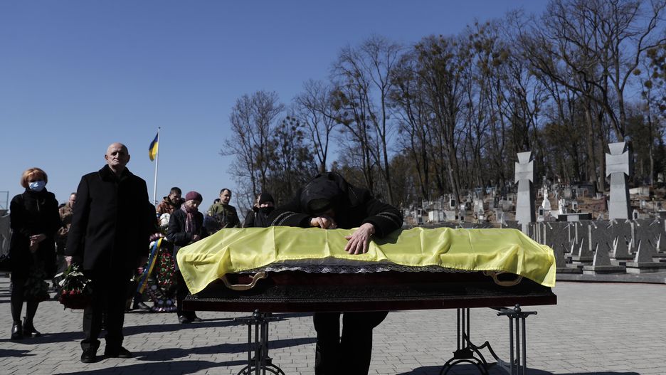  epa09831031 The mother of Ukrainian army officer Ivan Skrypnyk, killed in action on 13 March, mourns on her son's coffin during a funeral service at the military graveyard in Lviv, Ukraine, 17 March 2022, as the Russian invasion of Ukraine enters its fourth week.  EPA/ATEF SAFADI Dostawca: PAP/EPA.