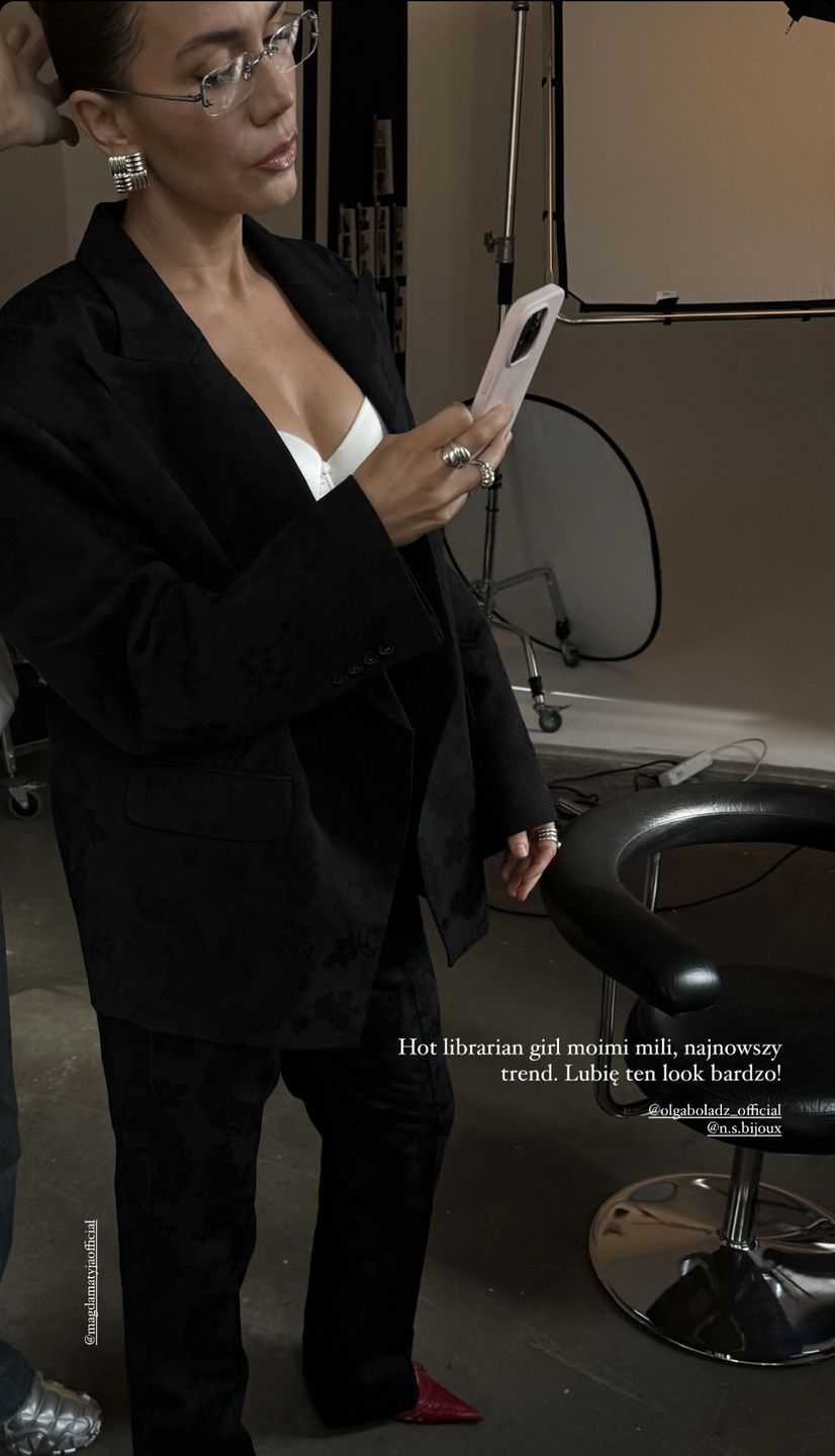 Olga Bołądź testuje trend "hot librarian"
