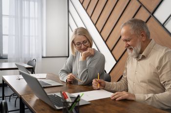Ulga dla pracujących seniorów. Czy należy się, jeśli senior pobiera emeryturę i sobie do niej dorabia?
