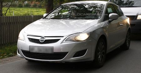 Trzydrzwiowy Seat Leon przebrany za Opla Astrę GTC