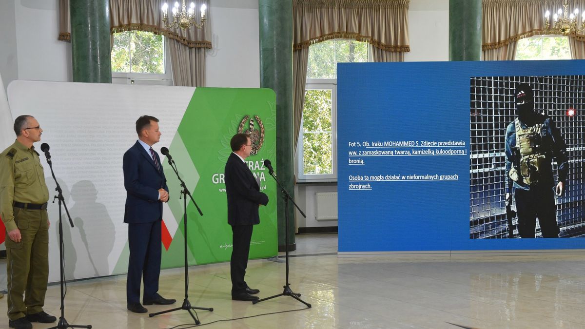 Szefowie MON, MSWiA i Straży Granicznej na konferencji prasowej pokazali zdjęcia z telefonów uchodźców