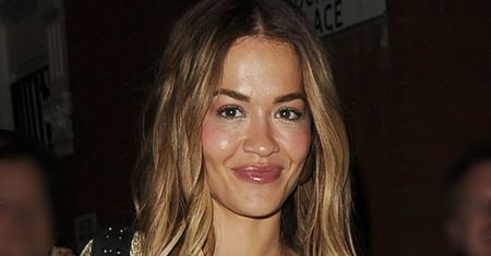 Rita Ora w prześwitującej, złotej sukience mknie ulicami Londynu na koncert (FOTO)