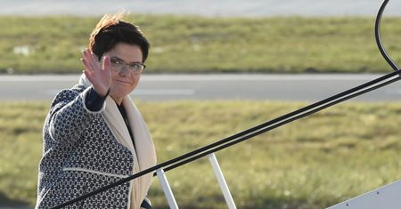 Beata, żegnaj. Beata, wróć. Szydło już wie, że dobrze atakować z cienia