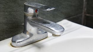Kran będzie błyszczał jak nowy. Wetrzyj w niego trzy krople tego produktu
