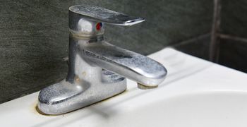 Kran będzie błyszczał jak nowy. Wetrzyj w niego trzy krople tego produktu