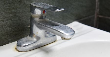 Kran będzie błyszczał jak nowy. Wetrzyj w niego trzy krople tego produktu