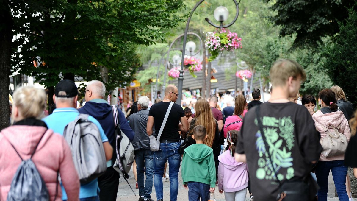 Rozpoczyna si? d?ugi weekend w Zakopanem
11.08.2022 Zakopane Tlumy turystow m.in. na Krupowkach. Rozpoczyna sie dlugi sierpniowy weekend fot. Marek Dybas/REPORTER
Marek Dybas/REPORTER