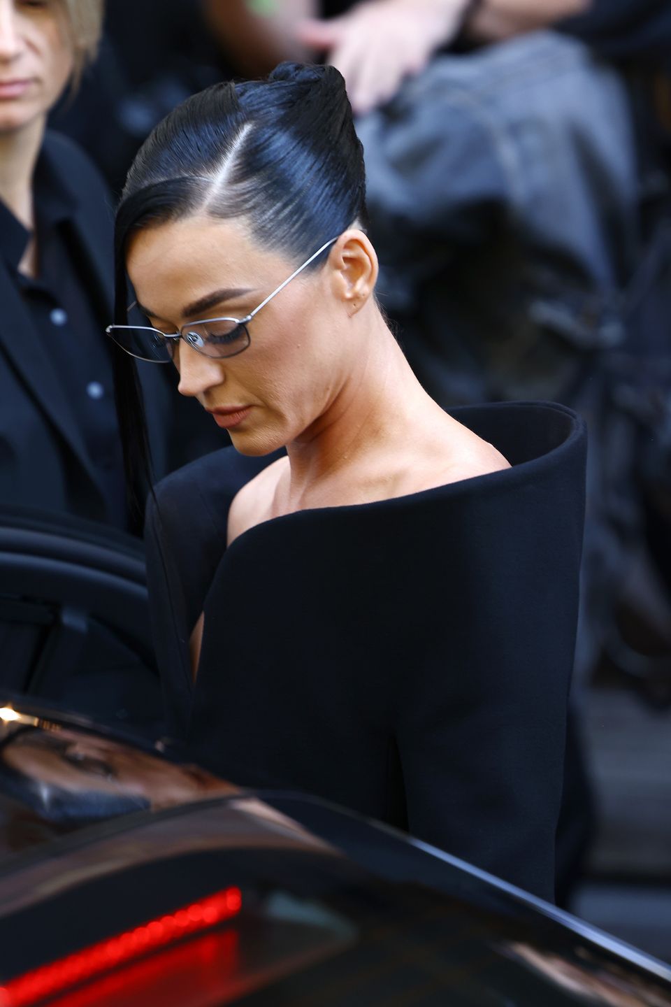 Smutna Katy Perry snuje się na pokazie Balenciagi