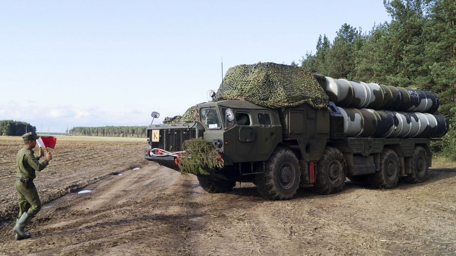 Manewry Zapad 2017In this Friday, Sept. 15, 2017 photo provided Sunday, Sept. 17, by Beralus' Vayar Military Agency, a Belarus army soldier helps to park a air defense missile system during a military exercise at a training ground at an undisclosed location in Belarus. Russia and Belarus began major war games Thursday, an operation involving thousands of troops, tanks and aircraft on NATO's eastern edge practicing how to hunt down and destroy armed spies, among other maneuvers. (Vayar Military Agency via AP)Vayar Military Agency