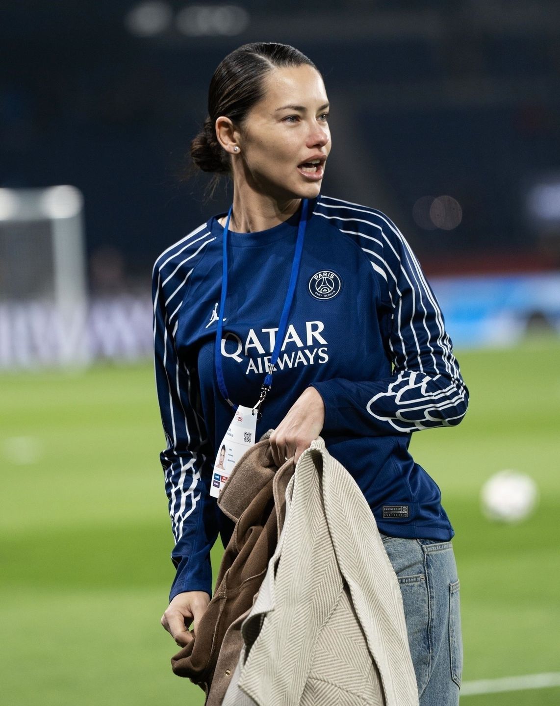 Pozbawiona makijażu Adriana Lima kibicuje ulubionej drużynie 