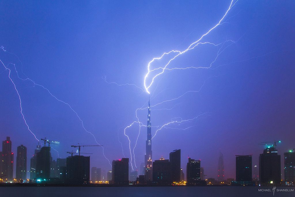 Wśród prac Shainbluma jest wiele fotografii nocnego nieba oraz rozświetlonych miast. Powyżej budynek Burj Khalifa padający ofiarą pioruna.