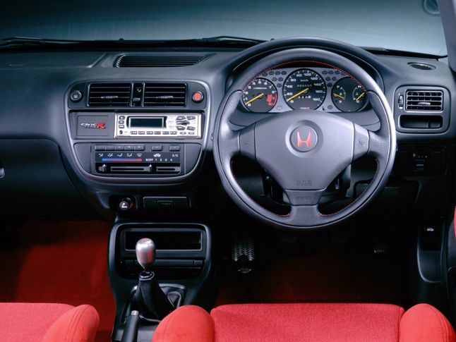 Auto ma bardzo luksusowe i jednocześnie sportowe wnętrze z kubełkowymi fotelami i wieloma sportowymi akcentami