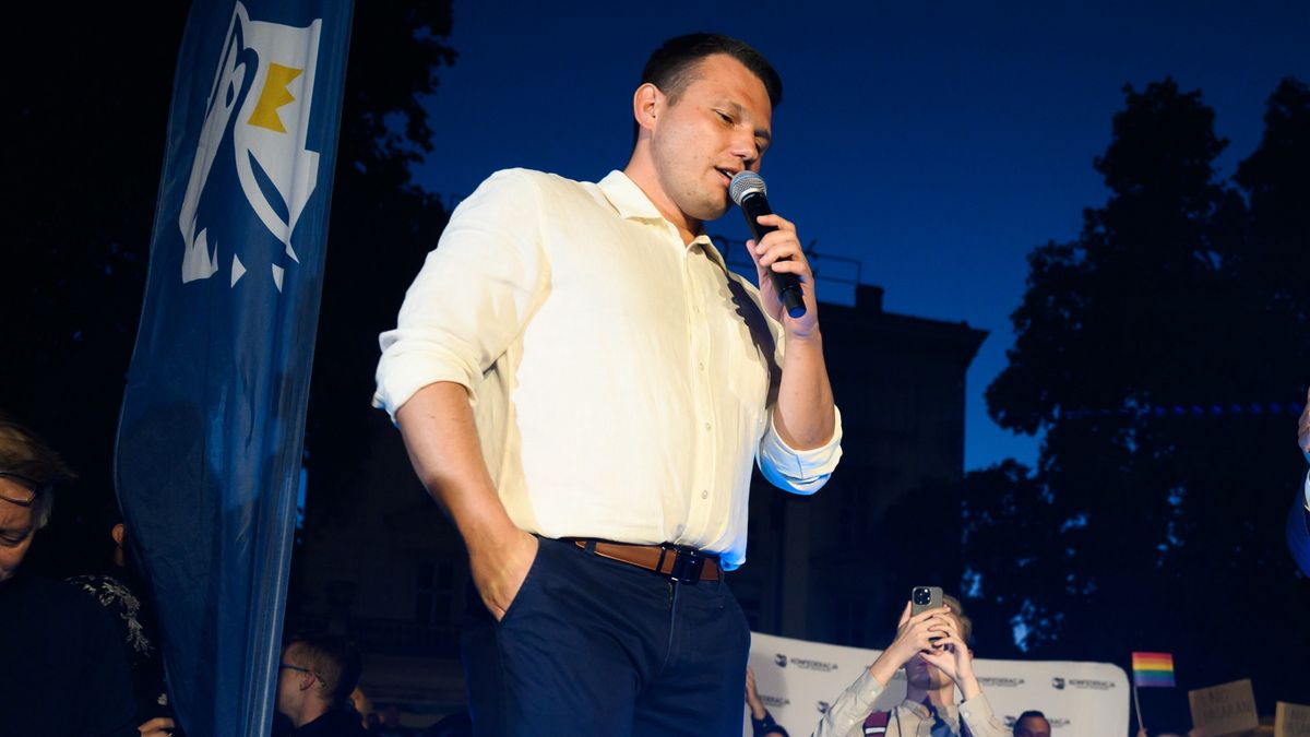 Poznań, 15.09.2023. Kampania wyborcza do parlamentu 2023. Lider Konfederacji Sławomir Mentzen (L) i ekonomista Ryszard Petru (P) podczas wymiany poglądów w czasie spotkania liderów Konfederacji z mieszkańcami Poznania na Placu Wolności, 15 bm. (jk/amb) PAP/Jakub Kaczmarczyk