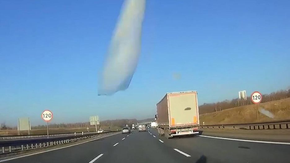 Lód z naczepy rozbija szybę auta