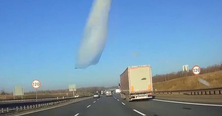 Lód spada z naczepy. Dramatyczny moment nagrany na A4