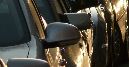 Katowice. Pijane "tornado" przy Uniwersyteckiej. Szedł i niszczył kolejne auta. Zdążył ponad 10