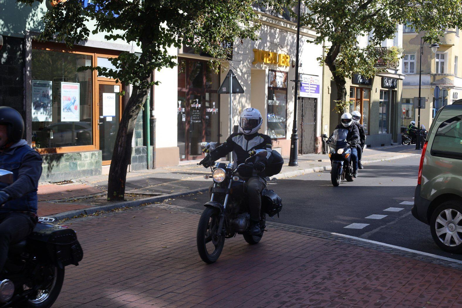 Ryk silników w środku Gniezna! Motocykliści zakończyli sezon na Rynku. Setki motocykli!