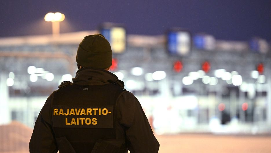 Finlandia otworzy?a dwa przej?cia graniczne z Rosj?
A border guard observes traffic at opened Vaalimaa border check point between Finland and Russia in Virolahti, Finland on December 14, 2023. Two eastern checkpoints, Niirala and Vaalimaa, re-opened after Finland closed two weeks ago all checkpoints on border with Russia because of flow of third country migrants via Russia. LEHTIKUVA / HEIKKI SAUKKOMAA - FINLAND OUT. NO THIRD PARTY SALES.
Heikki Saukkomaa