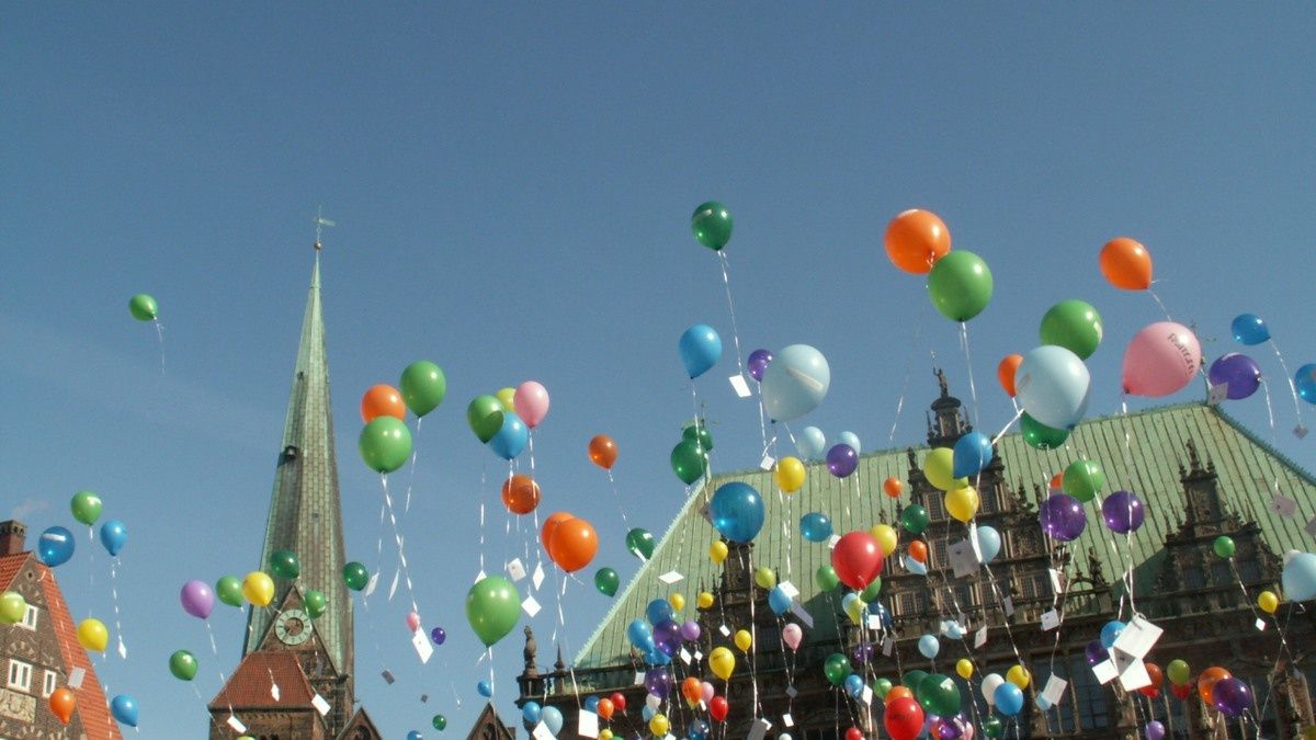 Wypuszczanie balonów na rynku w Bremie w 2009 roku. Zdjęcie poglądowe.