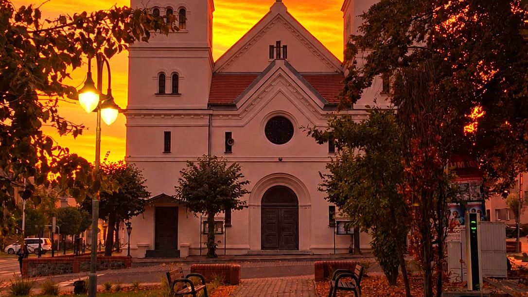 Jesienny poranek pod pomarańczowym niebem - Kościół pw. św. Piotra i Pawła"