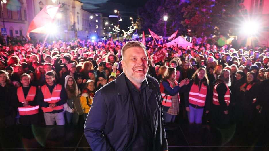 Warszawa, 15.05.2025. Wybory Prezydenta RP 2025 - kampania. Kandydat Partii Razem w wyborach prezydenckich Adrian Zandberg podczas wiecu przedwyborczego z wyborcami w Warszawie, 15 bm. (sko) PAP/Paweł Supernak