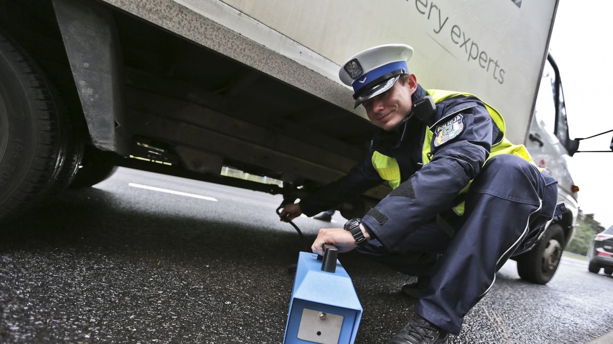 Kontrola emisji spalin (fot. Piotr Jedzura/Reporter)