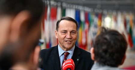 "Donosicielstwo i służalczość". Sikorski zaatakował prezydenta