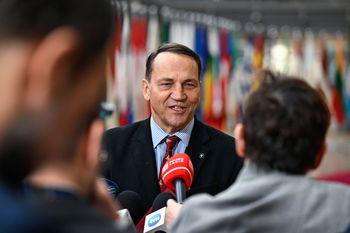 "Donosicielstwo i służalczość". Sikorski zaatakował prezydenta