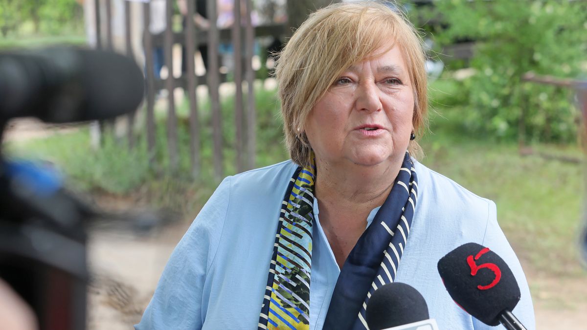 Anna Komorowska
Ma�kowa Ruda, 28.06.2020. Wybory prezydenckie 2020. By�a Pierwsza Dama RP Anna Komorowska przed lokalem wyborczym w Ma�kowej Rudzie (gm. Krasnopol), 28 bm. Trwa g�osowanie w wyborach prezydenta Rzeczypospolitej Polskiej. (ar/amb) PAP/Artur Reszko
Artur Reszko
Anna Komorowska, covid-19, epidemia, g�osowanie, koronawirus w Polsce, lokal wyborczy, pandemia, polityk, polityka, stan epidemii, wybory 2020, wybory prezydenckie