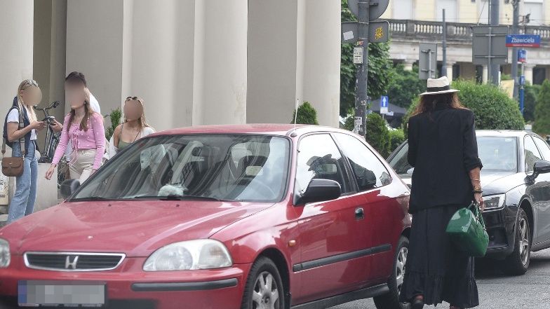 Agnieszka Fitkau-Perepeczko parkuje w niedozwolonym miejscu i znika w restauracji