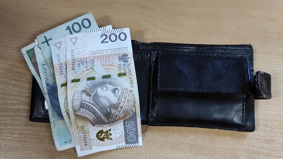 Młodzi mieszkańcy powiatu dali przykład. Oddali znaleziony portf