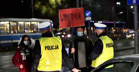 Strajk kobiet. Wrocław. "Marsz tysiąca zniczy" przeszedł przez miasto. Znicze znów zapłonęły pod siedzibą PiS
