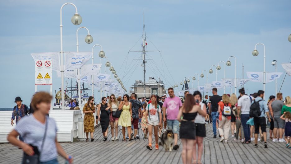 Turyści z gołymi brzuchami pojawili się już nad polskim morzem