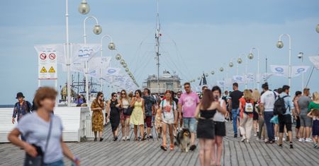 Sopot już rozpoczął sezon. "Gołe brzuchy i prężenie klaty"