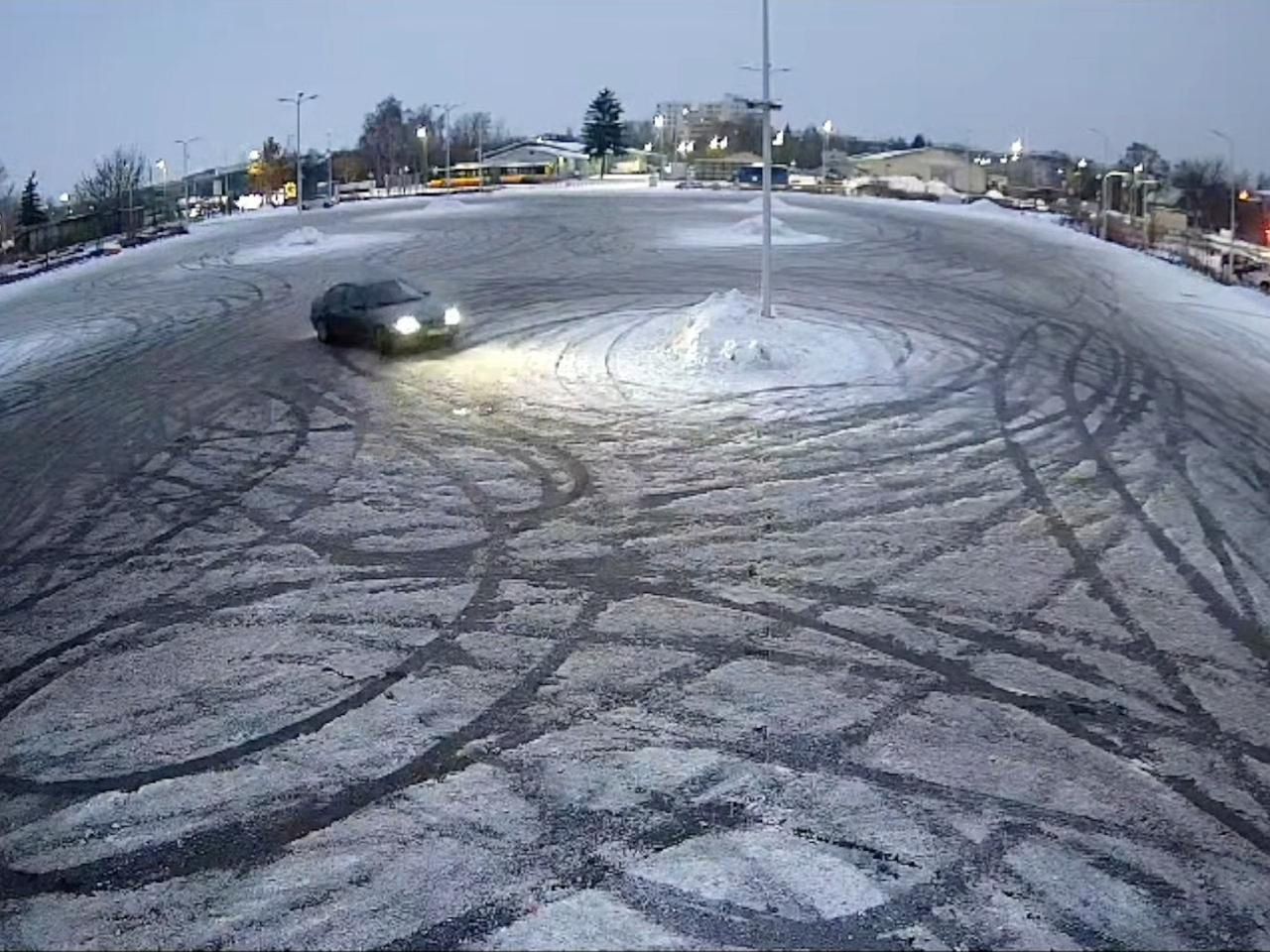 Sypie śnieg, sypią się mandaty. Policjanci nie odpuszczają "drifterom"