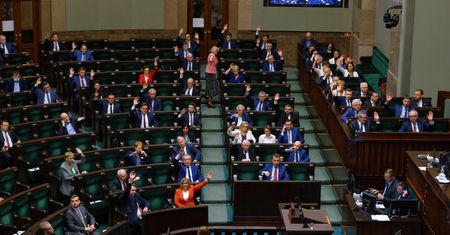 Poseł KO wysłał list do marszałek Witek. Powodem nadgodziny strażników
