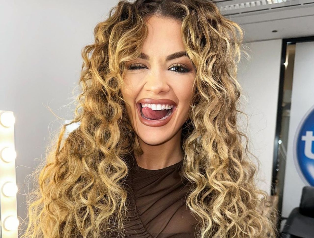 Włożyła prześwitującą sukienkę. Rita Ora w formie