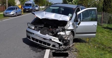 Nagle zjechała z drogi i uderzyła w volkswagena. Policja wie czemu