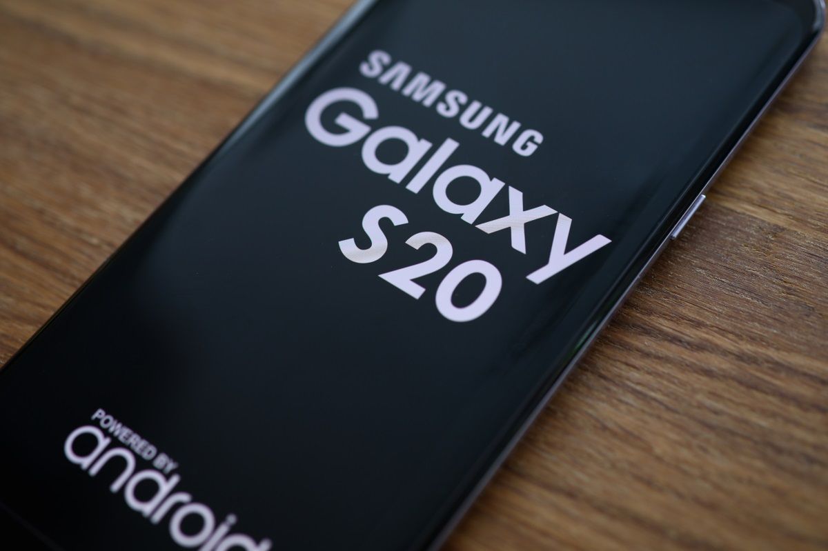 Samsung Galaxy S20 nie jest zbyt drogi. Według GUS, wystarczy średnie wynagrodzenie