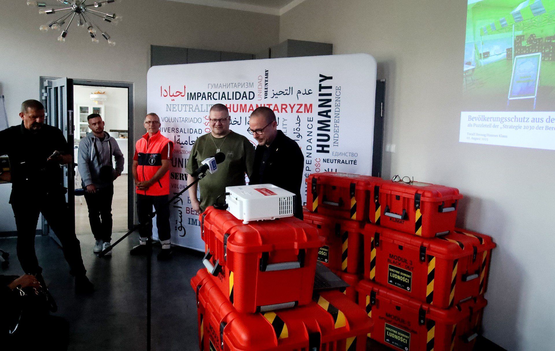 Przekazanie skrzyń ratunkowych zachodniopomorskiemu oddziałowi Polskiego Czerwonego Krzyża.