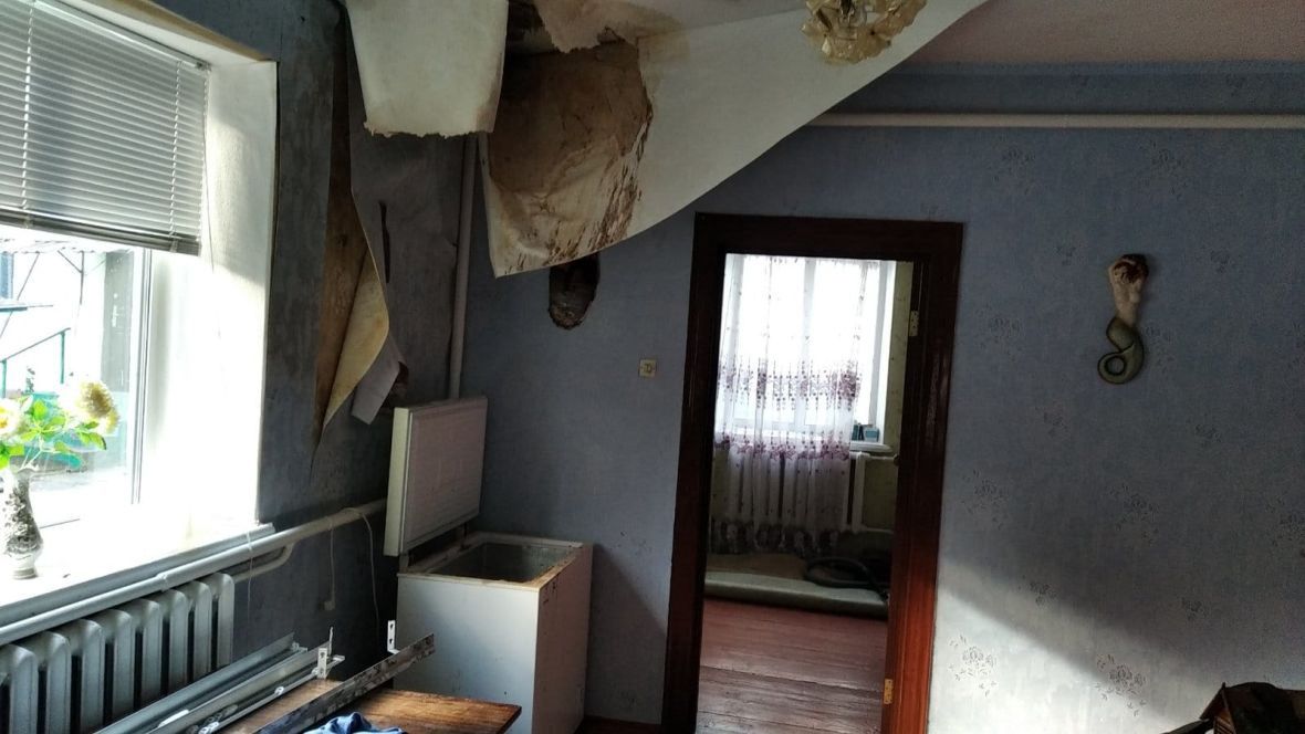 Przez uszkodzony dach do środka wpadała deszczówka. Na ścianach pojawiła się pleśń