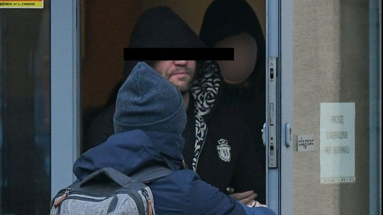 Emil S. wyprowadzony z prokuratury w kajdankach