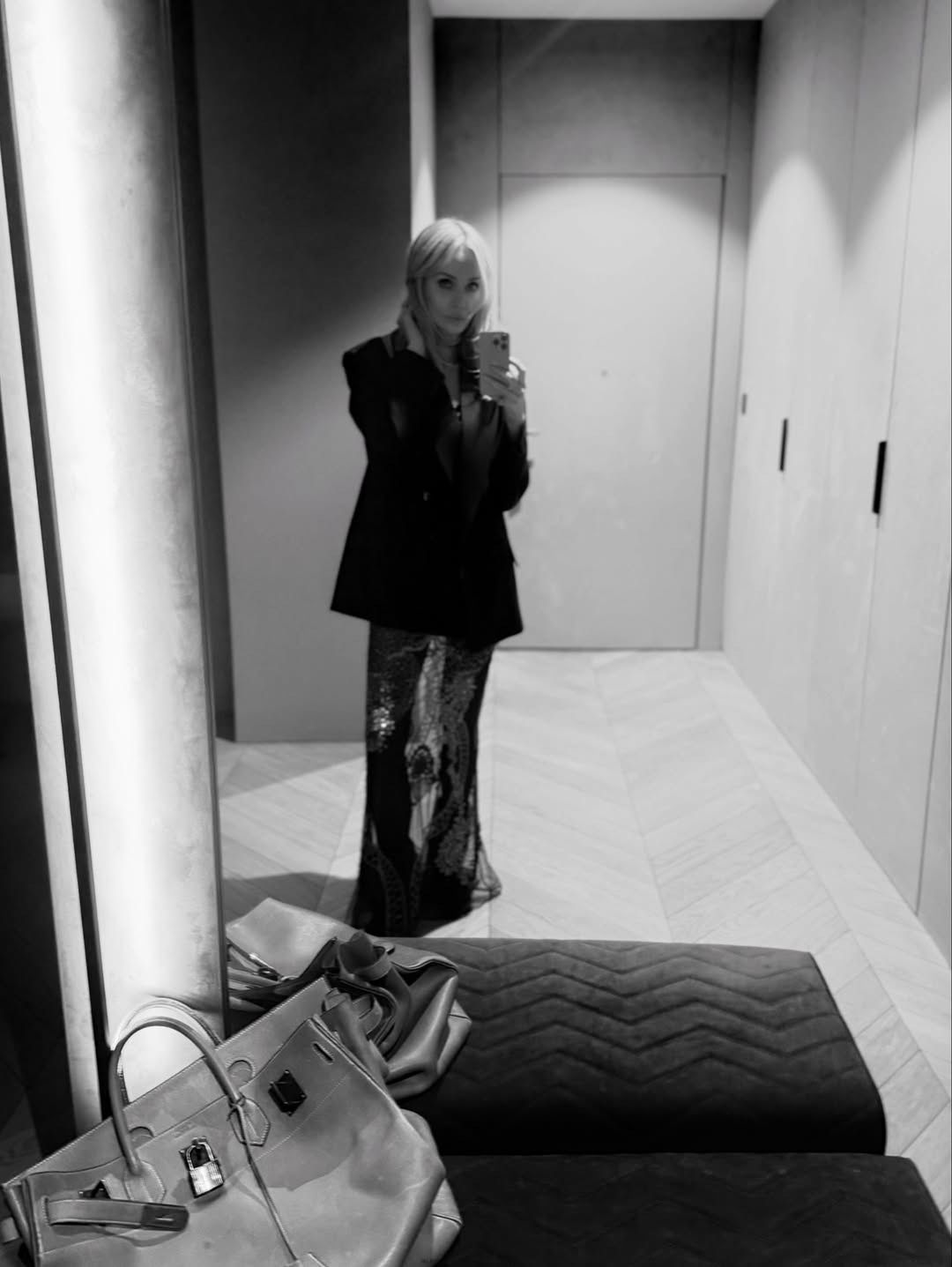 Agnieszka Woźniak-Starak pozuje w prześwitującej spódnicy